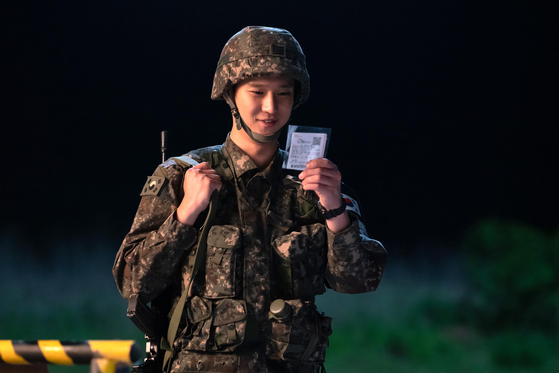 Actor Ko Kyoung-pyo in a scene from the comedy film "6/45" which hit theaters in August [TPS COMPANY]