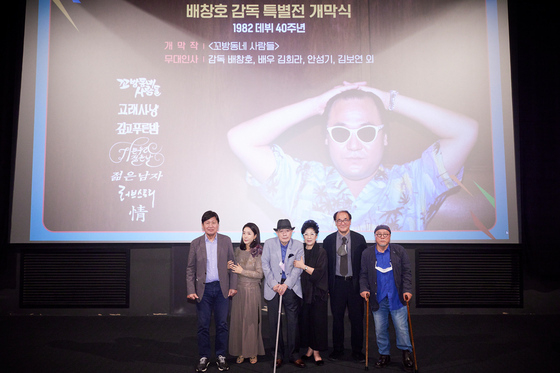 Actor Ahn Sung-ki, far left, before the screening event for the film ″People in a Slum″ (1982) on Thursday at CGV Gangnam in southern Seoul [YONHAP]