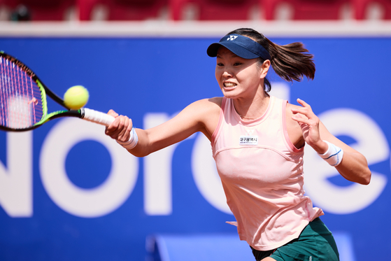 Jang Su-jeong returns a ball during her Nordea Open semifinals match against Viktoriya Tomova of Bulgaria in Bastad, Sweden on July 8. [EPA/YONHAP]