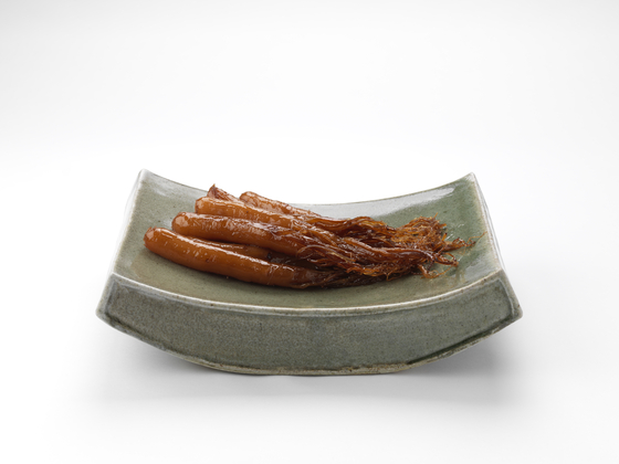 Insam Jeonggwa, a crispy and chewy snack made by combining ginseng with honey, sugar water or rice syrup, served on top of a plate inspired by Goryeo celadon. [ARUMJIGI]