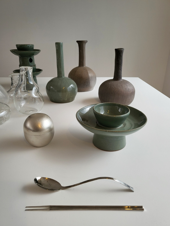 Arumjigi worked with 10 artists from different fields of crafts to present tableware inspired by Goryeo culture for the exhibit. [YIM SEUNG-HYE]