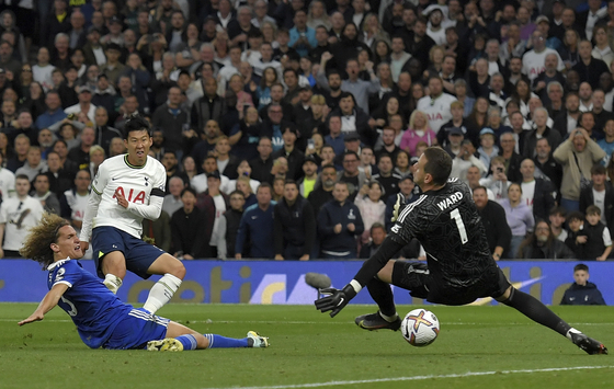 Son Heung-min scores Tottenham Hotspur's sixth goal against Leicester City at Tottenham Hotspur Stadium in London on Saturday.  [EPA/YONHAP]