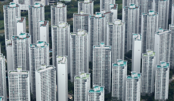 An apartment complex in Songpa District, southern Seoul is seen from the Lotte World Tower on Thursday. [NEWS1] 