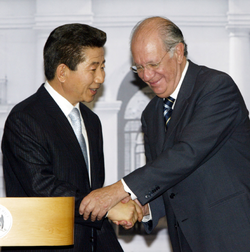 President Roh Moo-hyun, left, with Chile's President Lagos at the joint press conference they hosted in Santiago on Nov. 20, 2004. [JOONGANG PHOTO] 