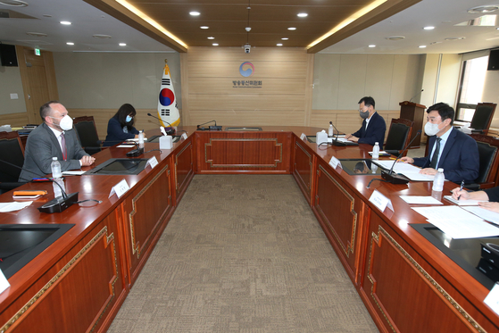 Vice Chairman of Korea Communications Commission (KCC), Ahn Hyoung-hwan, right, talks with Andy O'Connell, vice president of product policy and strategy of Meta at the Gwacheon government complex in Gyeonggi on Monday. Ahn asked for Meta's cooperation to prevent the distribution of illegal information and improve the transparency of digital platforms' algorithms, according to the KCC Monday. [YONHAP]