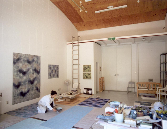 This undated photo shows artist Bang Hai Ja in her studio in Yeongeun Museum of Contemporary Art in Gwangju, Gyeonggi. [YEONGEUN MUSEUM OF CONTEMPORARY ART] 