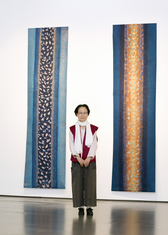 Artist Bang Hai Ja stands in front of her paintings at her solo show at Gallery Hyundai in central Seouil in 2016.  [GALLERY HYUNDAI]