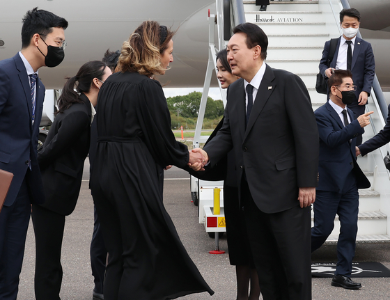 President Yoon Suk-yeol, far right, and first lady Kim Keon-hee greet British officials after arriving at London Stansted Airport on Air Force One Sunday on the eve of the state funeral Queen Elizabeth II. [JOINT PRESS CORPS]