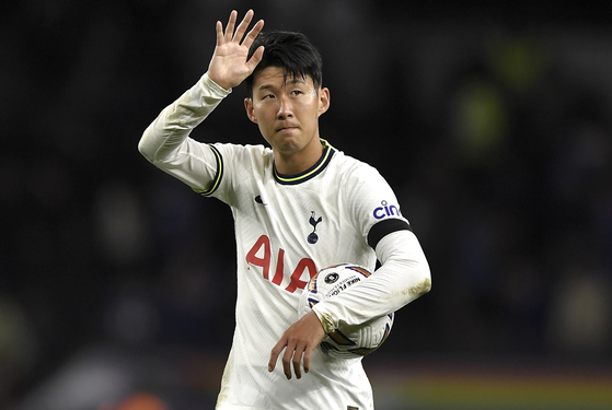 Son Heung-min le ballon de match à l'extérieur du terrain après avoir réussi un triplé lors du match de Premier League entre Tottenham Hotspur et Leicester City au Tottenham Hotspur Stadium de Londres samedi.  [EPA/YONHAP]
