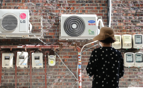 Prices of electricity and gas may rise faster than originally expected next month as the Korean government considers increasing prices due to Russia's cut of energy supplies. Gas meters and electricity meters are seen outside of a house in Seoul on Monday. [YONHAP] 