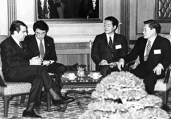 Chile's President Montalva Eduardo Frei, far left, meets with Lee Kung-hee, at the time the chairman of Samsung Group, far right, at the Shilla Hotel in central Seoul on Nov. 22, 1994. [JOONGANG PHOTO] 