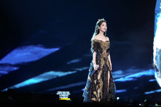 Singer IU performs during her concert “The Golden Hour: Under the Orange Sun” held on Sept. 17 and 18 at the Seoul Olympic Main Stadium in Jamsil, southern Seoul. [EDAM ENTERTAINMENT]
