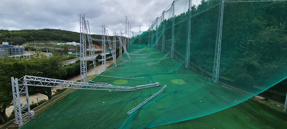 Towers at a driving range in Geoje, South Gyeongsang, were toppled by strong winds brought by Typhoon Nanmadol, which indirectly influenced coastal cities in Korea, toppling trees and leaving one person injured. [YONHAP]