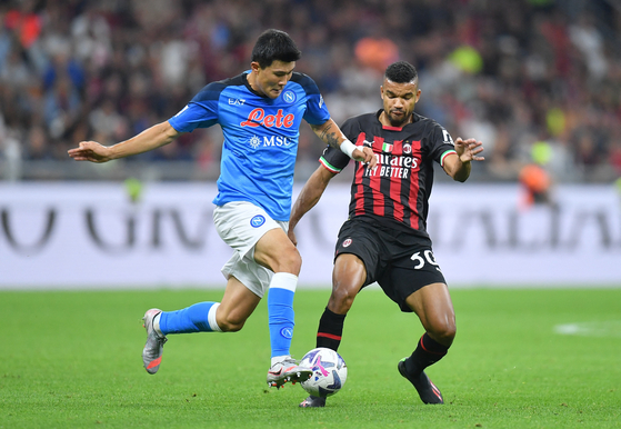 Napoli's Kim Min-Jae, left, in action with AC Milan's Junior Messias during a game at San Siro Stadium in Milan on Sunday.  [REUTERS/YONHAP]