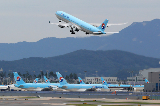 A Korean Air Lines aircraft takes off from Incheon International Airport. [NEWS1]