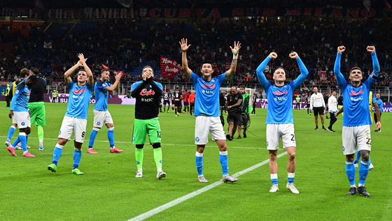 Kim Min-jae, center, celebrates with his teammates after Napoli beat AC Milan 2-0 at San Siro Stadium in Milan on Sunday.  [AFP/YONHAP]