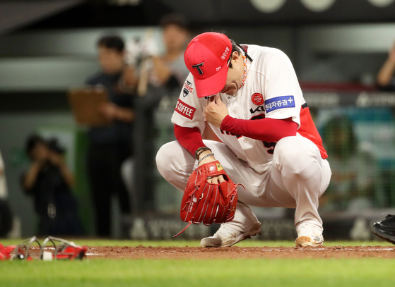 Kia Tigers starter Yang Hyeon-jong reacts after allowing a run at the top of the sixth inning during a game against the Hanwha Eagles at Gwangju Kia Champions Field in Gwangju on Friday.  [YONHAP]