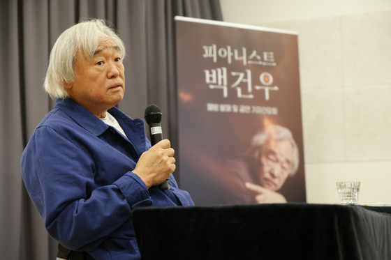 Pianist Paik Kun-woo speaking during a press conference in Seoul on Monday. [VINCERO]