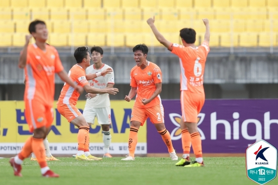Kim Young-bin of Gangwon FC, center, celebrates after scoring against Jeju United on Sunday at Chuncheon Songam Stadium in Chuncheon, Gangwon. [KLEAGUE]