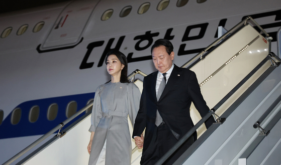 President Yoon Suk-yeol and first lady Kim Keon-hee depart the presidential plane at John F. Kennedy International Airport on Monday. [YONHAP]