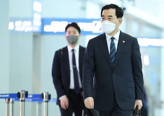 Industry Minister Lee Chang-yang arrives at Incheon International Airport, west of Seoul, to leave for the United States on Tuesday. [YONHAP]