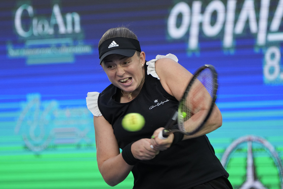 Latvijas izlases pārstāve Jeļena Ostapenko otrdien atdod sitienu Džeongai Bojungui Korea Open pirmajā kārtā Olimpiskā parka tenisa centrā Songpas rajonā, uz dienvidiem no Seulas. [AP/YONHAP] 