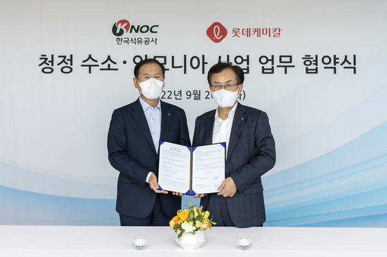 Kim Dong-sub, left, Korea National Oil Corporation CEO, and Kim Gyo-hyun, Lotte Chemical CEO, pose for a photo during a signing ceremony held on Tuesday at Lotte World Tower in Jamsil, southern Seoul. [LOTTE CHEMICAL]