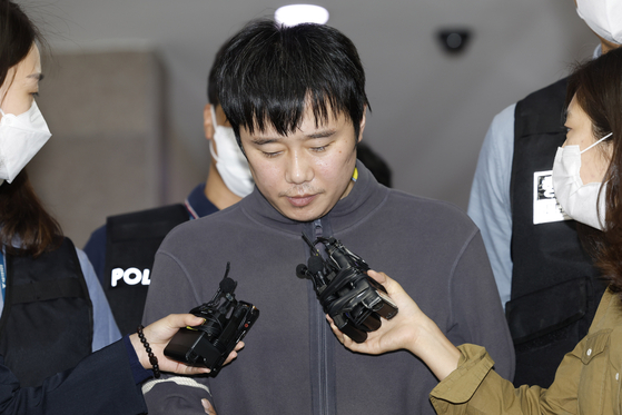 Jeon Joo-hwan, the 31-year-old suspect in the subway murder case, speaks to reporters at Seoul Namdaemun Police Station in Jung District, central Seoul on Wednesday. [YONHAP]