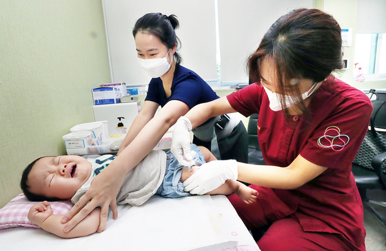 A baby receives a flu shot at a hospital in Daegu on Wednesday. The vaccination program for children aged 6 months through 13 started across the nation on the same day. [NEWS1]