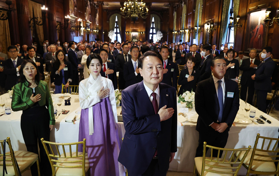 President Yoon Suk-yeol, center, and first lady Kim Keon-hee attend an event for Korean residents in New York on Tuesday. [YONHAP]
