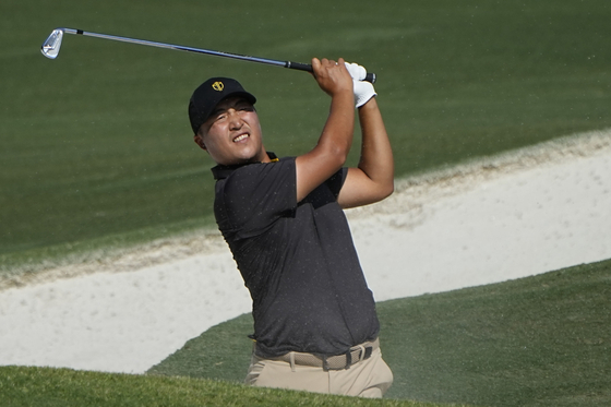 Lee Kyoung-hoon hits on the fifth hole during practice for the Presidents Cup at the Quail Hollow Club on Tuesday in Charlotte, North Carolina. [AP/YONHAP]