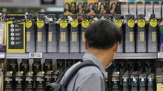 Moda Moda's Pro-Change Black shampoos are sold at a discount mart in Seoul on July 4. [NEWS1]