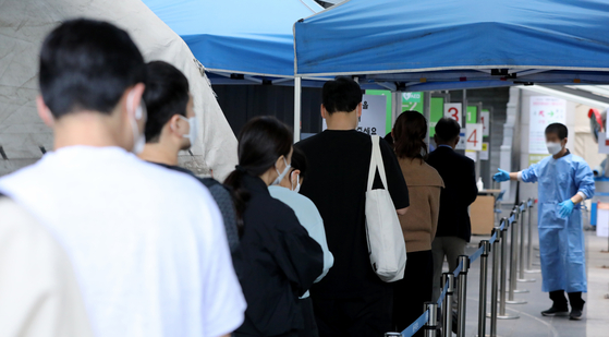 People line up to get tested for Covid-19 at a testing center in Yongsan District, central Seoul, on Thursday. [NEWS1]