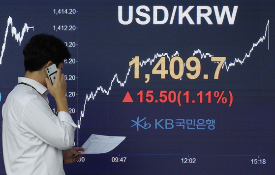 A board at KB Kookmin Bank in Yeouido shows the won at 1,409.7 won against the dollar on Thursday after weakening 15.50 won compared to the previous trade. [YONHAP] 