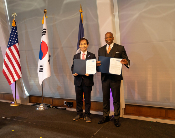New York Mayor Eric Adams, right, and KAIST President Lee Kwang-hyung pose for photos after a celebration ceremony held at the Kimmel Center at New York University on Wednesday. [KAIST-NYU]