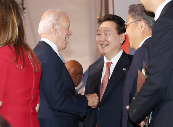 President Yoon Suk-yeol, right, talks with U.S. President Joe Biden, left, at the Global Fund's Seventh Replenishment Conference in New York on Wednesday. [JOINT PRESS CORPS]