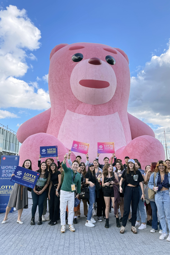 A 15-meter (49-foot) tall teddy bear, created by Lotte Shopping and known by the name Bellygom, is displayed in front of the Lotte-Korea Brand Expo site at Pier 17, New York, on Wednesday. Lotte Corporation hosted the event to introduce various Korean companies to local buyers, and handed out flyers promoting Busan’s bid to host the World Expo 2030. [LOTTE CORPORATION]