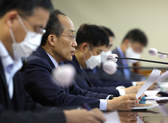Finance Minister Choo Kyung-ho heads a meeting with the heads of the Bank of Korea, the Financial Services Commission and the Financial Supervisory Service on Thursday in Seoul to discuss the U.S. Federal Reserve's rate increase. [YONHAP]