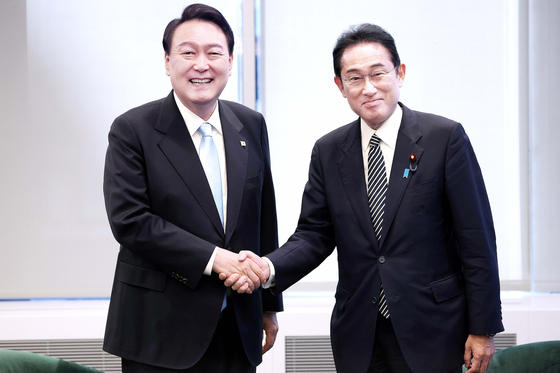 President Yoon Suk-yeol, left, and Japanese Prime Minister Fumio Kishida shake hands ahead of their bilateral meeting in New York on Wednesday. [JOINT PRESS CORPS]