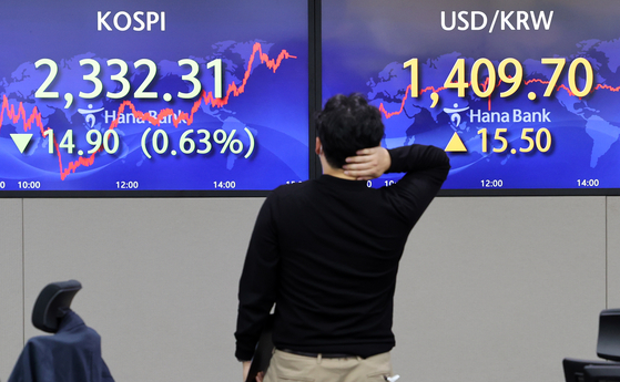 A screen in Hana Bank's trading room in central Seoul shows the Kospi closing at 2,332.31 points on Thursday, down 14.90 points, or 0.63 percent, from the previous trading day. [YONHAP]