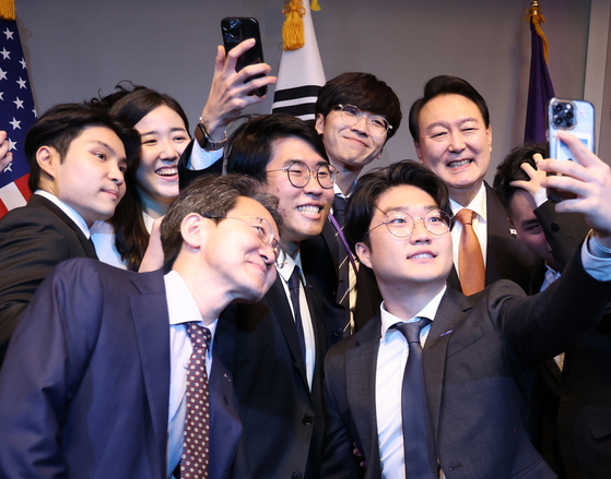President Yoon Suk-yeol, far right, poses for a photo with students at the Digital Vision Forum at New York University in New York Wednesday. [JOINT PRESS CORPS]