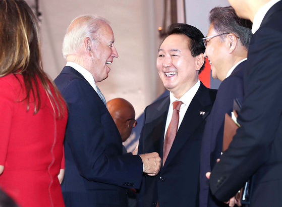 President Yoon Suk-yeol, right, talks with U.S. President Joe Biden, left, at the Global Fund's Seventh Replenishment Conference in New York on Wednesday. [JOINT PRESS CORPS] 