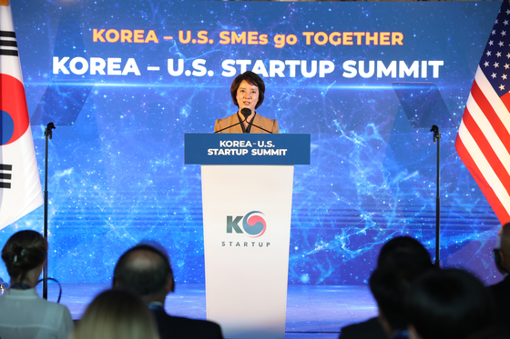 Minister of SMEs and Startups Lee Young reads the president's welcoming remarks in his stead at the Korea-U.S. Startup Summit held at Pier 17, New York, on Wednesday. [MINISTRY OF SMES AND STARTUPS]