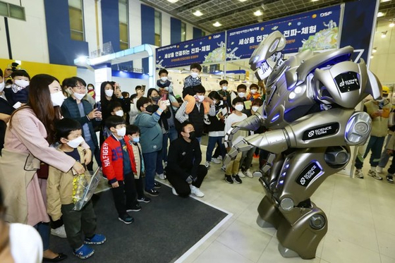 Visitors check out advanced robotics at the Daejeon Science Festival in October last year. Such technology will also be on display at this year’s UCLG Science Festival. [2022 DAEJEON UCLG WORLD CONGRESS ORGANIZING COMMITTEE]