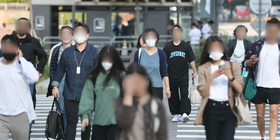 Many Seoulites still wear masks outdoors despite the lifting of a mandate on May 2. This photo was taken during morning rush hour in Seoul on Friday. [NEWS1] 