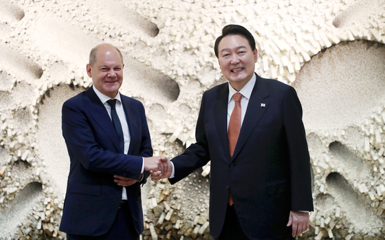 President Yoon Suk-yeol, right, shakes hands with German Chancellor Olaf Scholz ahead of their bilateral summit in New York on Wednesday. [JOINT PRESS CORPS]