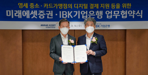 Officials from Mirae Asset Securities and the Industrial Bank of Korea pose after signing an MOU on Sept. 14. [MIRAE ASSET SECURITIES]
