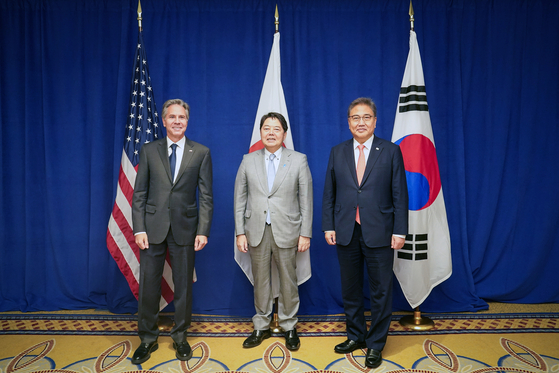 Foreign Minister Park Jin, right, meets with U.S. Secretary of State Antony Blinken, left, and Japanese Foreign Minister Yoshimasa Hayashi in New York on Thursday, on the sidelines of the United Nations General Assembly. [NEWS1]
