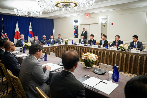 South Korean Foreign Minister Park Jin. far right, holds a trilateral meeting with U.S. Secretary of State Antony Blinken and Japanese Foreign Minister Hayashi Yoshimasa on the sidelines of the U.N. General Assembly in New York on Thursday. [YONHAP]