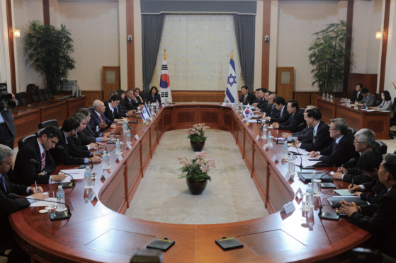 Israel's President Shimon Peres meets with Korean President Lee Myung-bak at the Blue House in Seoul in June 2010. [MOSHE MILNER/ISRAEL GOVERNMENT PRESS OFFICE] 